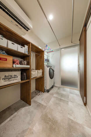 キッチン、パントリーからつながるサニタリー。大容量の収納は所有するBOXの大きさに合わせて造作した。洗う・干す・しまうが一か所で完結できて、奥さまの家事時間も短縮される。洗面室と脱衣室を分けたことで、誰かが入浴中でも手洗いや歯磨きができる