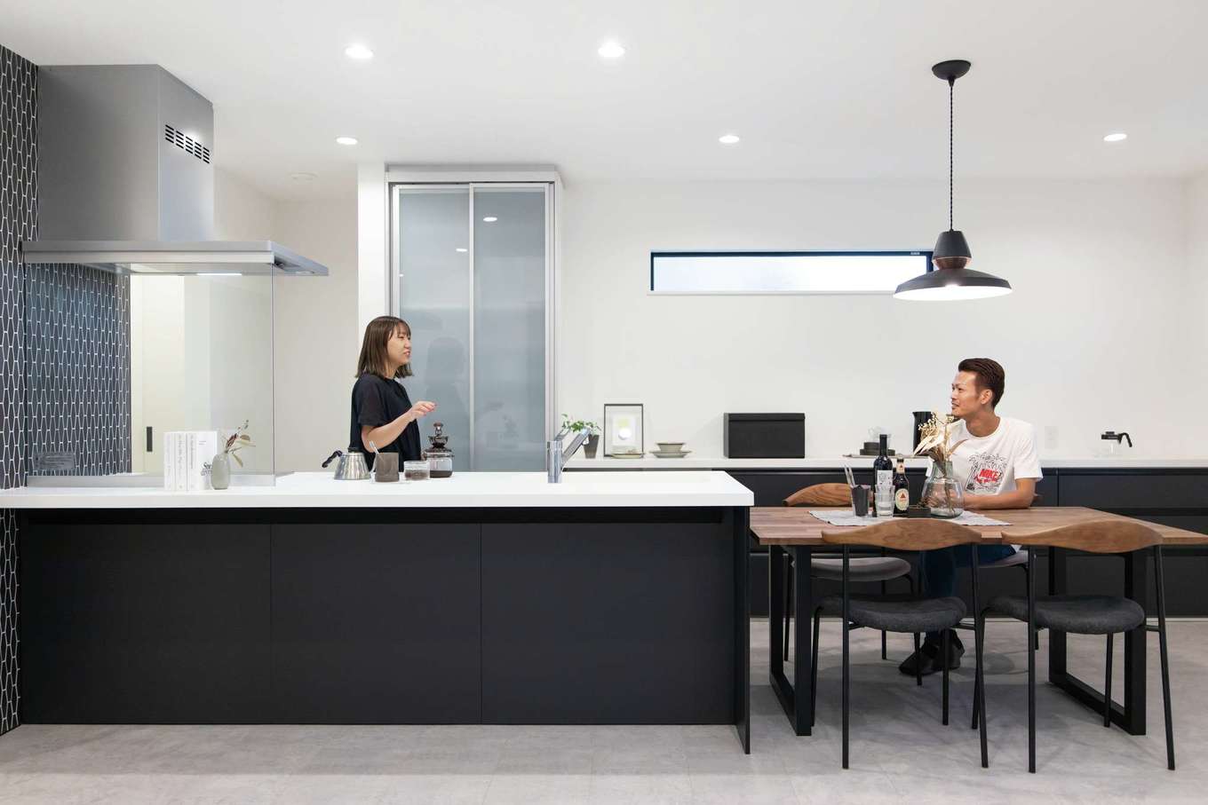 KUREKEN HAUS（榑林建設）【デザイン住宅、省エネ、平屋】モノトーンでそろえたキッチンはオープンな造り。家事をしながらリビングを見渡せてコミュニケーションも取りやすい