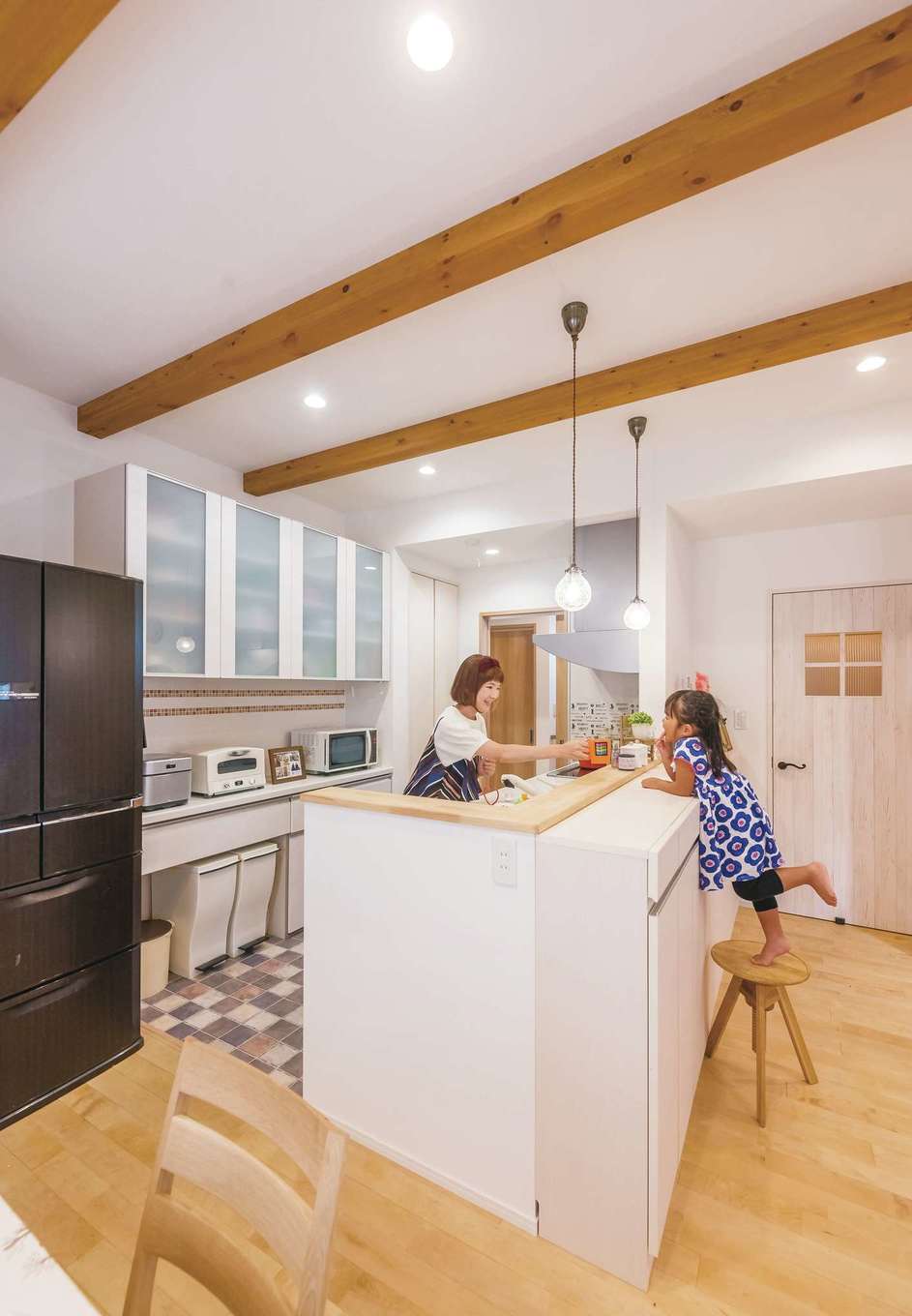 芹工務店【子育て、自然素材、省エネ】家事も楽しくなる対面キッチンは、手元が見えない高さになっている