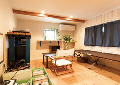 階段で上がれる小屋裏収納のうち、半分をご主人の音楽鑑賞部屋として活用。天井高は1.4mと低いが、おこもり感があってリラックスできる