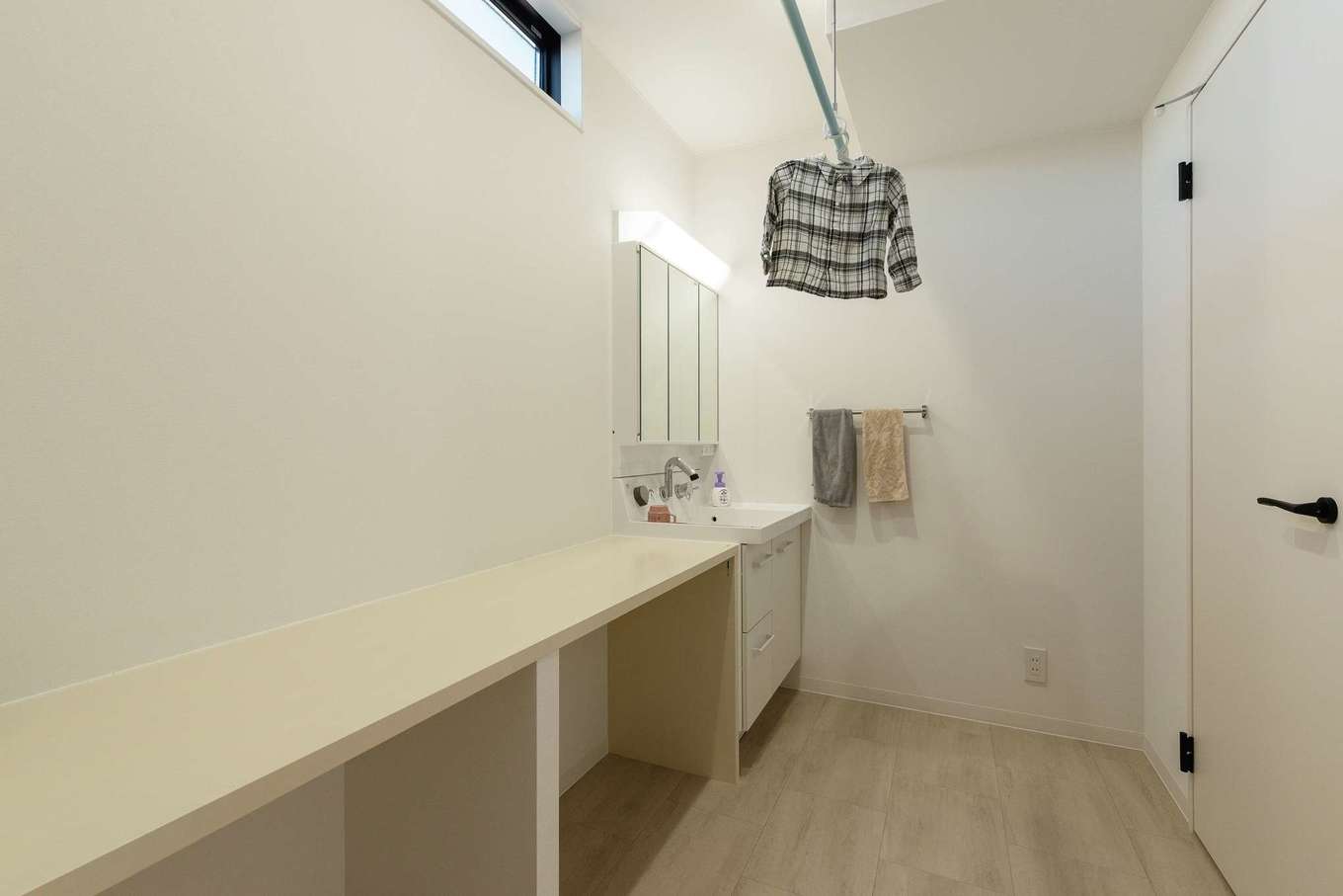 HAPPY HOUSE（山田工務店）【デザイン住宅、子育て、間取り】洗面＆ランドリー室は脱衣室と分けることで、利便性がアップ。カウンターは畳んだりアイロンを掛けたりに重宝