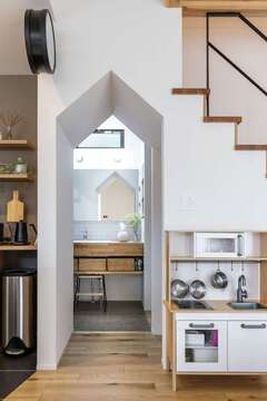 リビングとサニタリーの間にあえて扉をつけないことで空気が循環し、冷暖房効率が高まるので、部屋間の温度差がなく快適に過ごせる