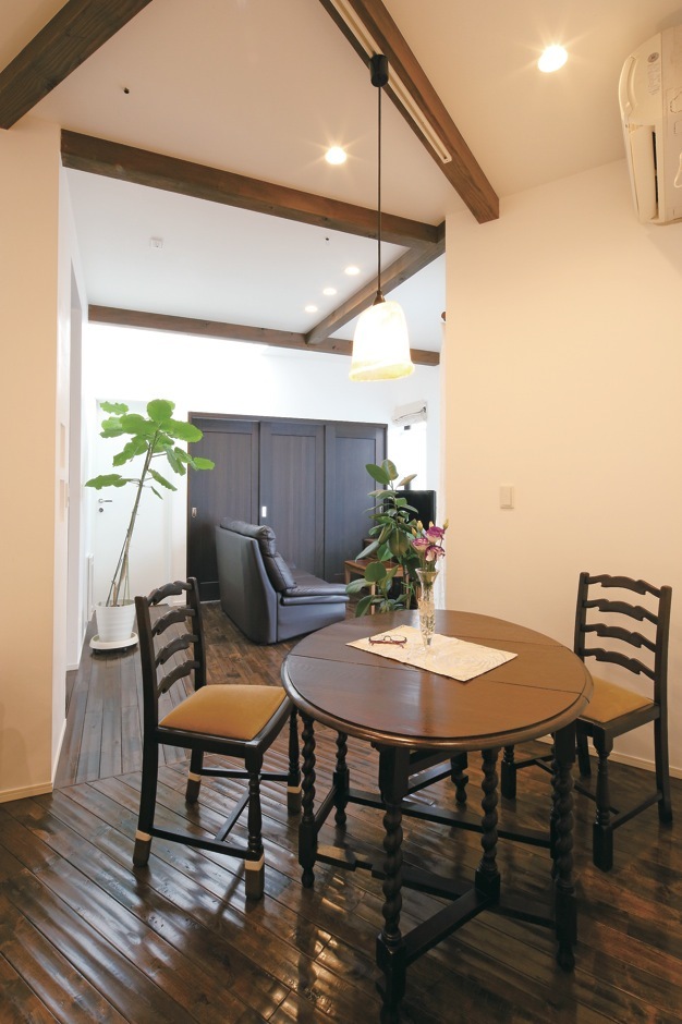 お気に入りの家具に合わせてプランニングしたモダンなリビング。吹抜けを設けたことで明るさを確保。すぐれた断熱・気密性能で、冬でもエアコンはほとんど不要