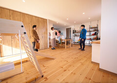 子育てしやすく家事もラク、三階建ての旧学生寮を二世帯住宅に大胆リノベ