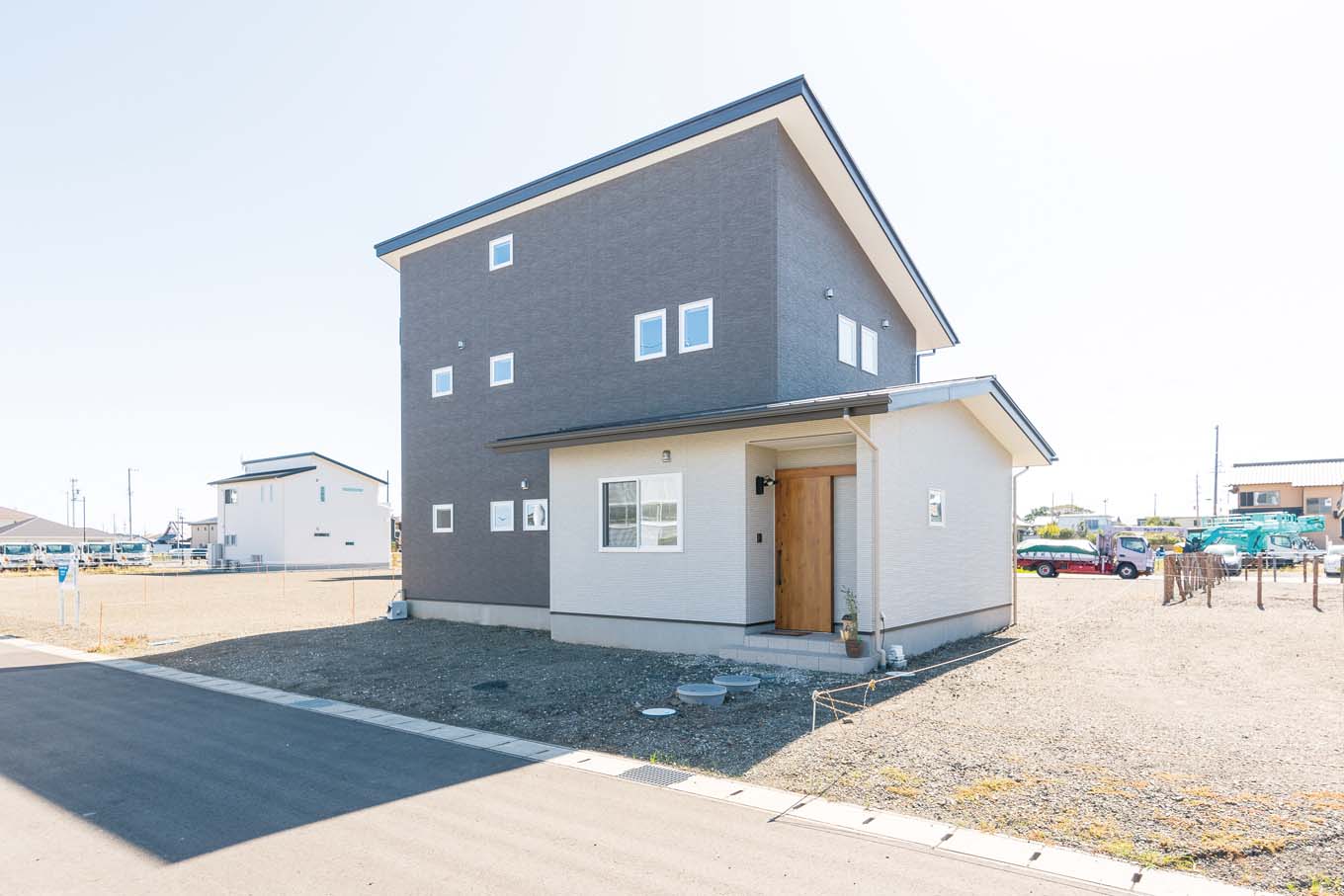 福工房【子育て、自然素材、間取り】屋根には太陽光パネル。ZEH基準もクリア