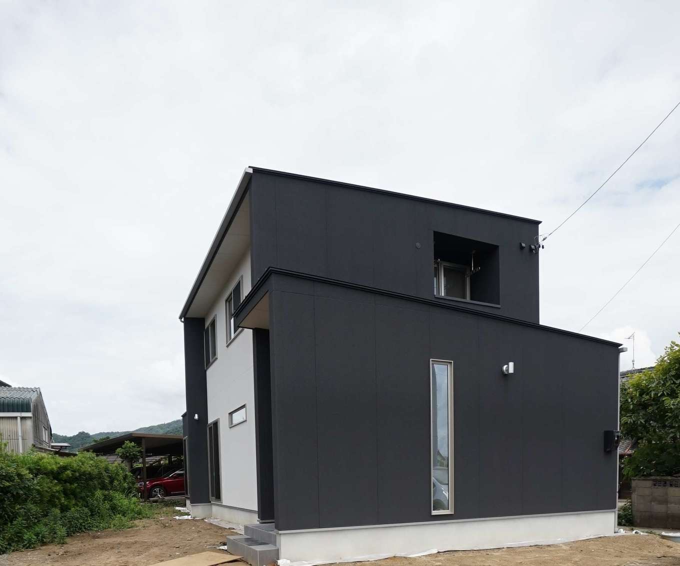 RIKYU 一級建築士事務所【二世帯住宅、間取り、建築家】南東側から見た外観。2階のインナーテラスは洗濯ものが雨に濡れないので、安心して外出できる