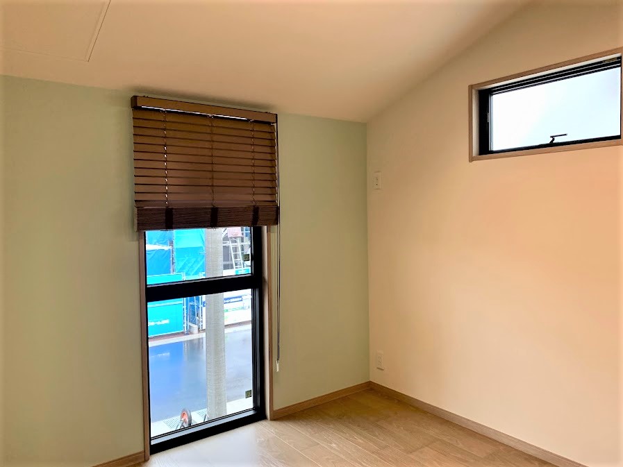 ミサワホーム静岡【収納力、平屋、スキップフロア】爽やかな色味のアクセントクロスに届く高窓からの日差しで、北側でも明るい1.5階の居室。ファミリー収納が豊富なため、個室では家族それぞれがゆとりを持って過ごせる
