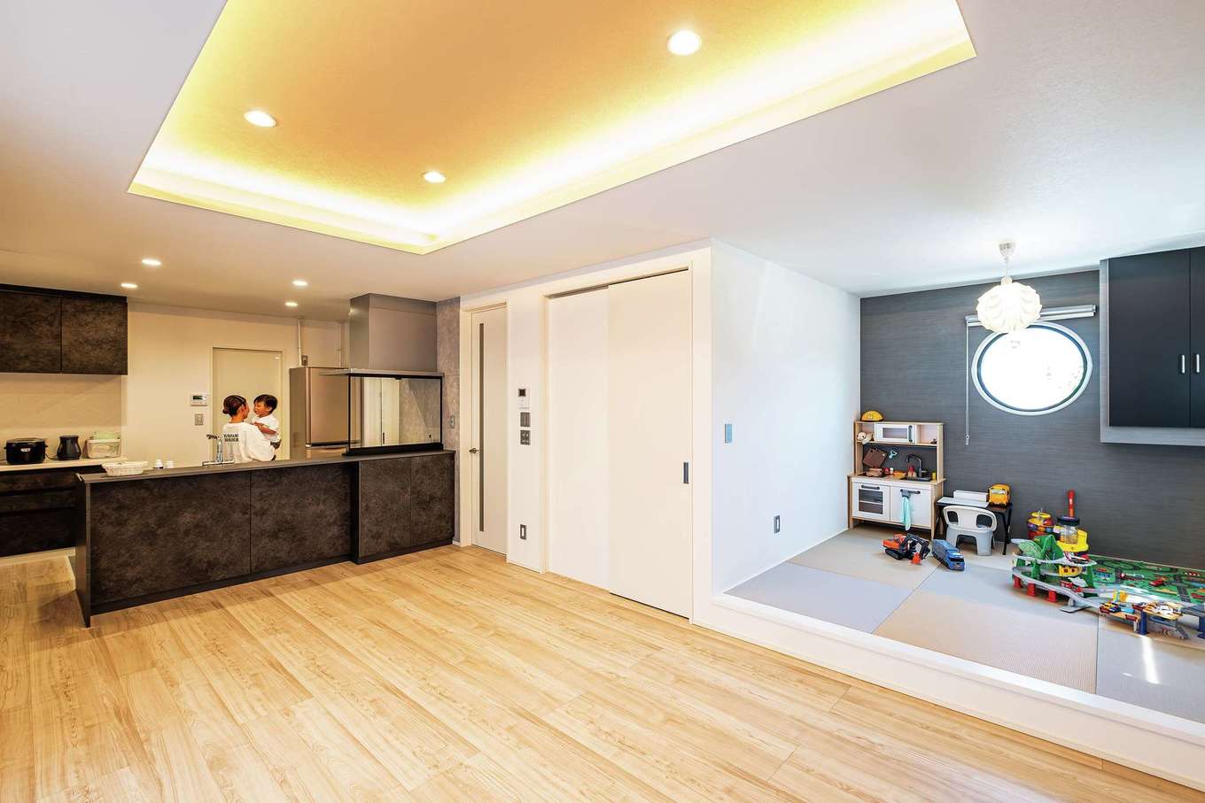 旭建設【子育て、収納力、間取り】畳コーナー横の階段にはエアコン効率を考慮して扉をつけた