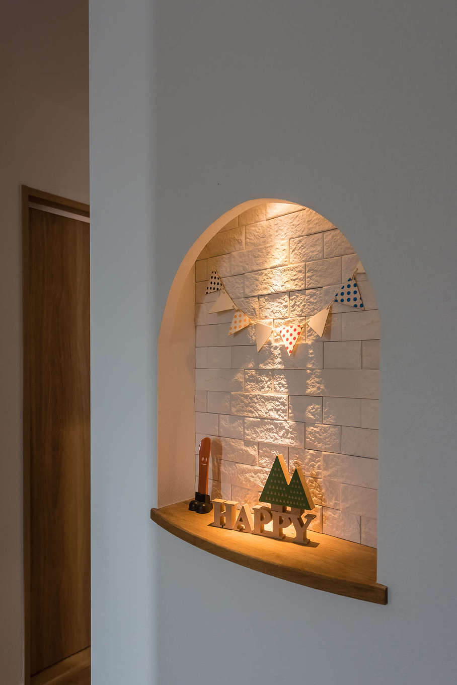 芹工務店【子育て、自然素材、省エネ】アールが可愛いニッチ。タイルでアクセントをつけた