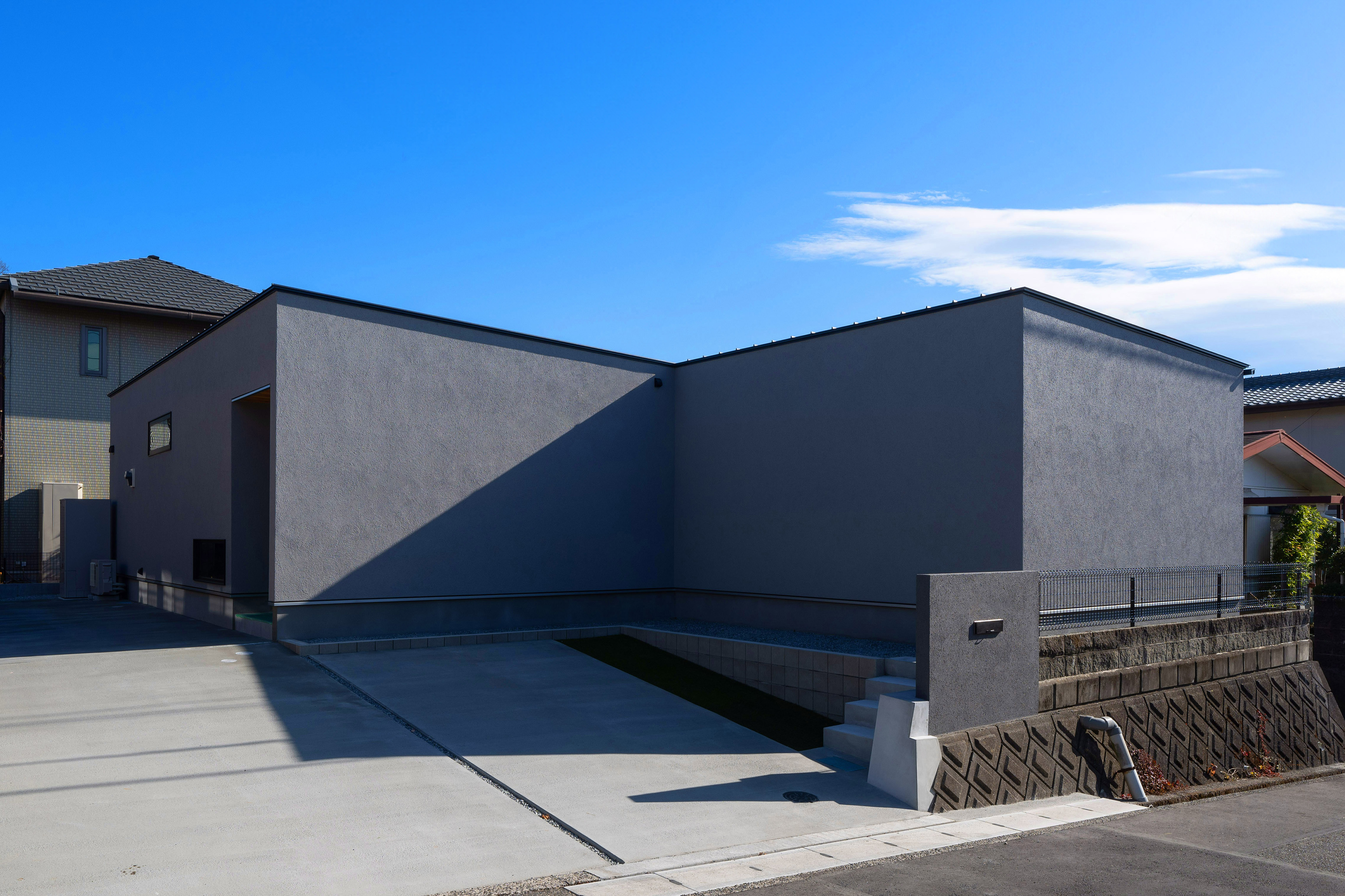 ハウスプラン（R＋house沼津・富士）【間取り、建築家、平屋】道路と敷地の高さをなじませつつ駐車場に