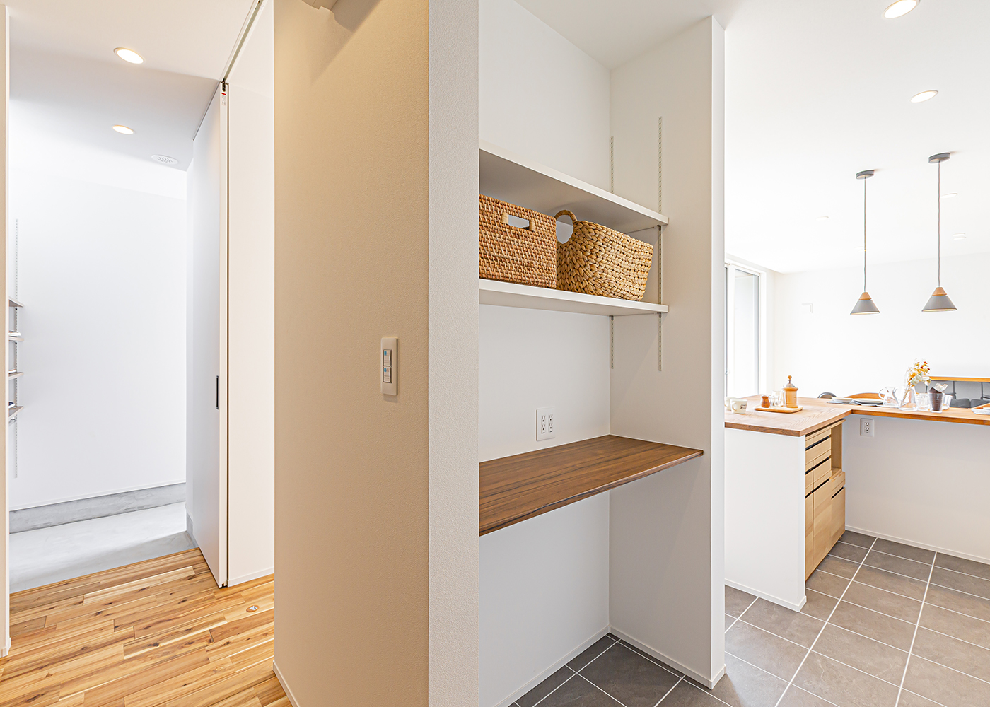 ARRCH アーチ【デザイン住宅、間取り、建築家】キッチンに隣接してパントリーを設け、玄関からLDKへと回遊できる動線を確保。買い物帰りも荷物を運び込むのがスムーズ