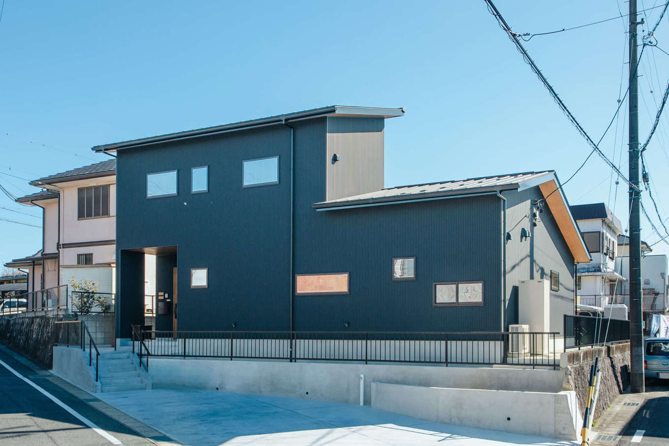 ナイスホーム【子育て、和風、間取り】ガルバリウムのシンプルな外観。２階は子ども室と小屋裏収納だけで、平屋感覚で暮らせる