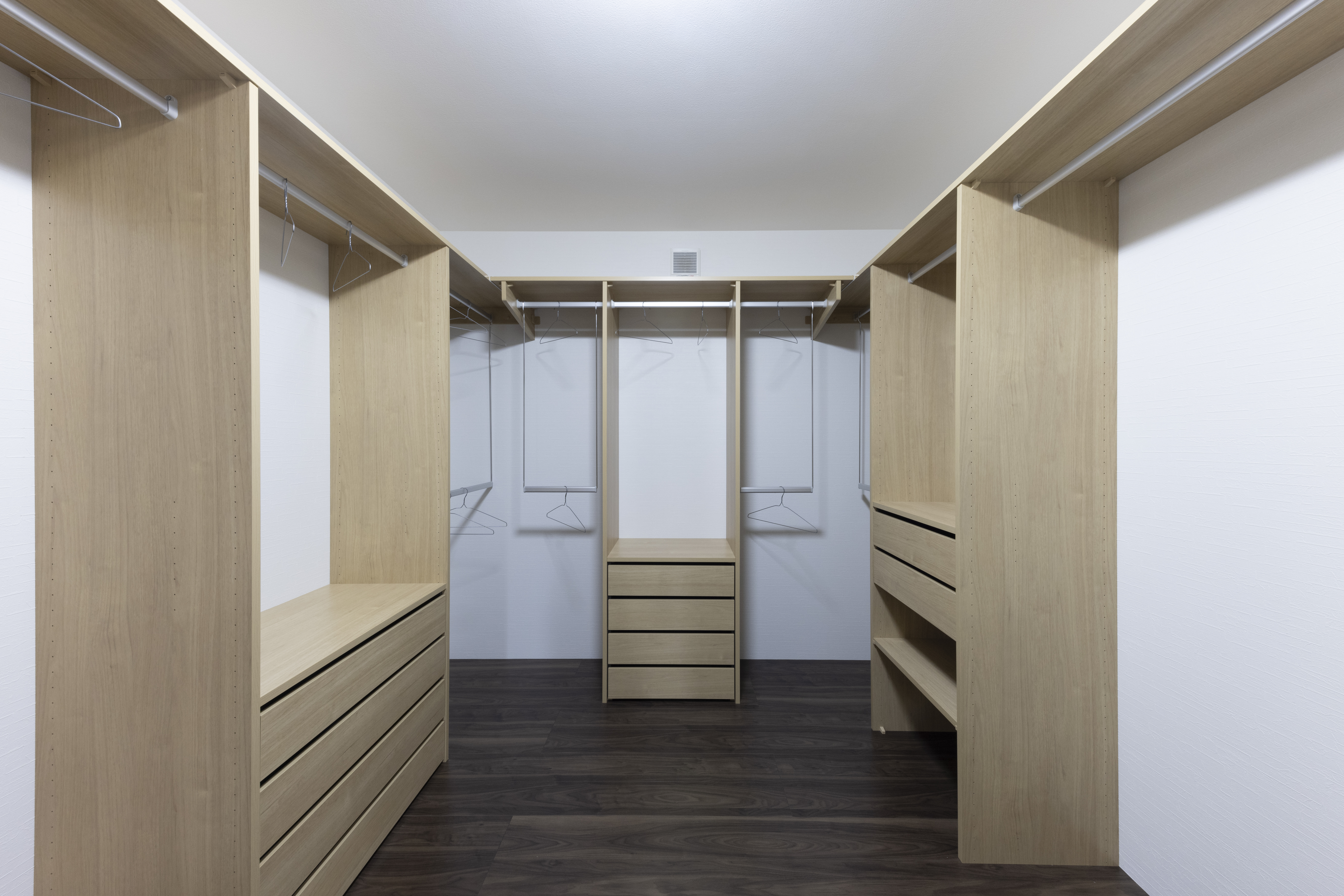 フェスティナ・レンテ｜広さを充分に確保したウォークインクローゼット。衣類や小物を効率的に収納できる計算された設計で、使い勝手が良い。