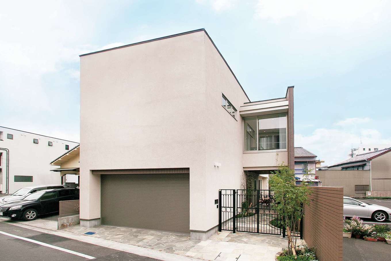 アイワホームサービス【デザイン住宅、高級住宅】塗り壁とタイル壁を組み合わせたシャープな外観。バルコニーがなくすっきりと美しい仕上がりに