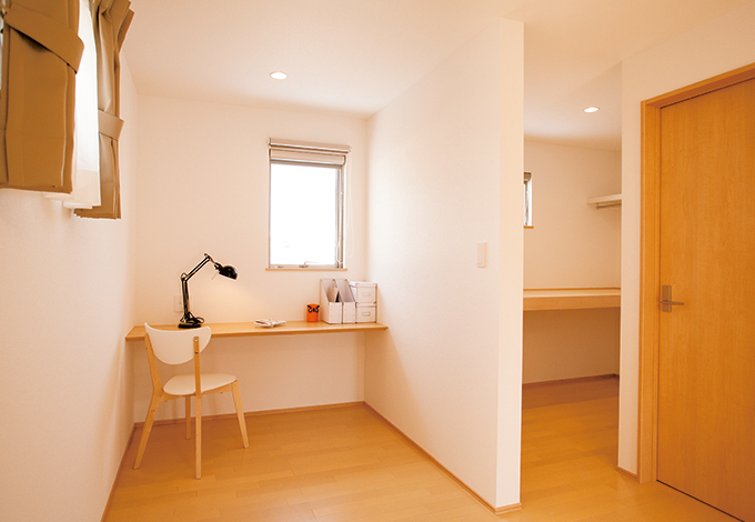 主寝室の一角に設けられたワークスペース。限られた予算でも夢を叶えられる。右側のウォークインクローゼットは3畳の広さがある