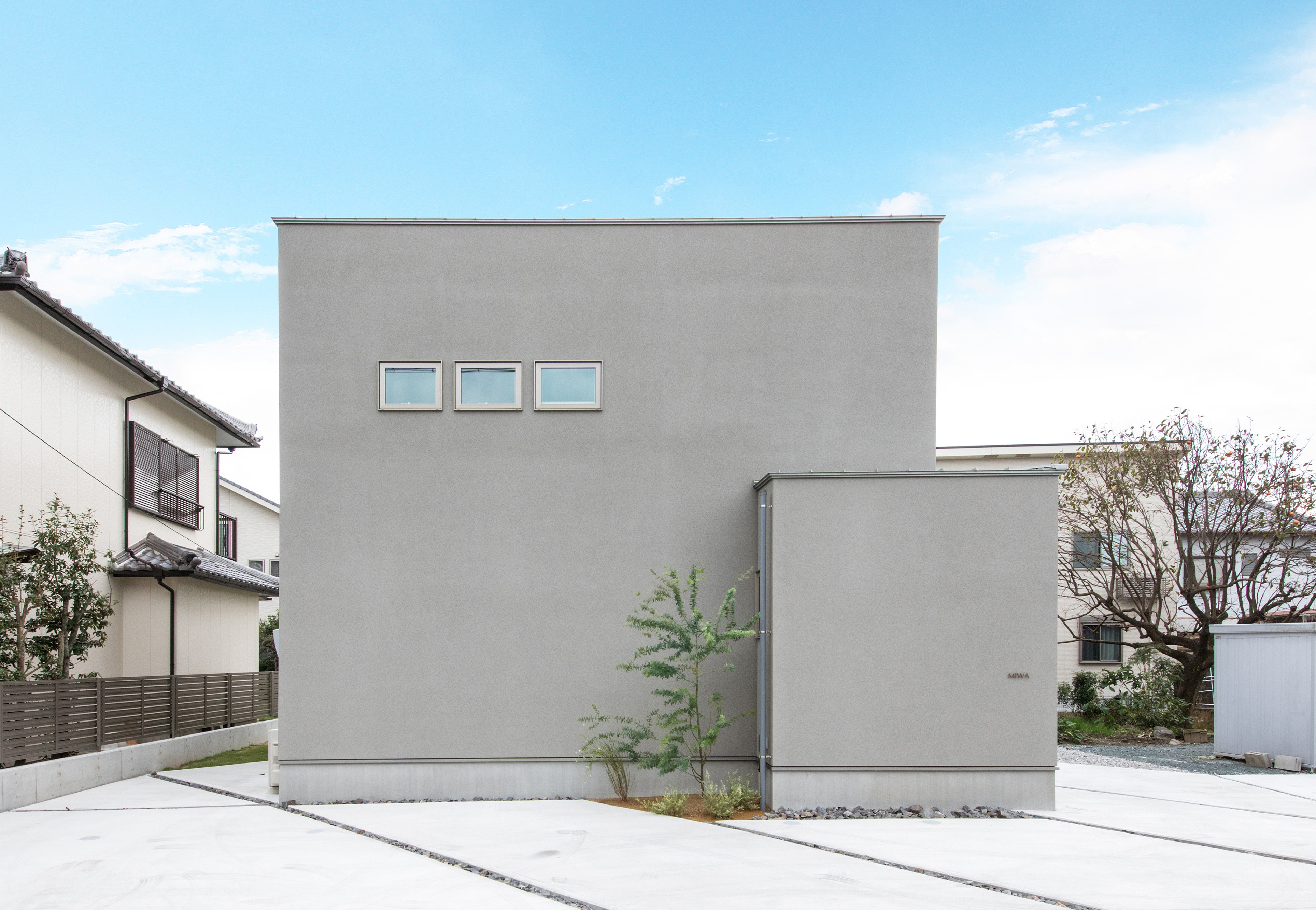 SEIEN ARCHITECT【デザイン住宅、建築家、インテリア】通路側からの視線を遮るように、玄関ポーチを壁で四角く囲ってあるため、大小の箱を2つ並べたような個性あふれるフォルムが実現。窓の配置も均整が取れて美しい