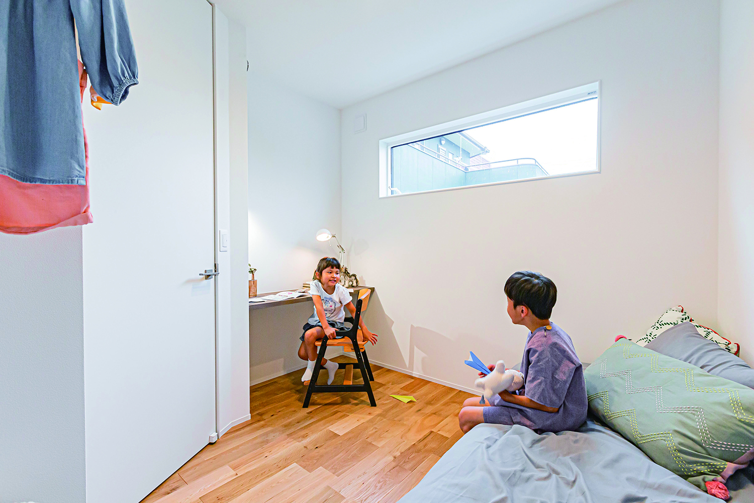 ARRCH アーチ【浜松市中央区有玉西町2417・モデルハウス】4畳に満たない子ども部屋は、コンパクトかつ機能的なつくり。カウンターデスクとオープンクローゼットを造作し、ミニマムな空間を有効利用。子ども部屋の役割を終えたら、将来は書斎や趣味部屋にもできる
