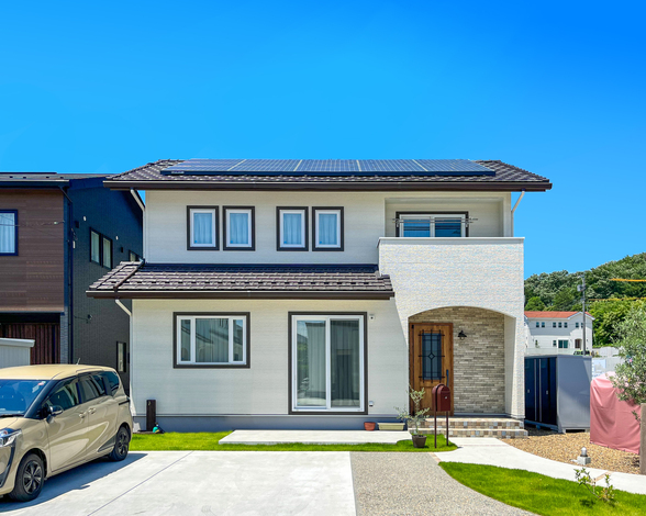 窓モールが印象的なフレンチカントリーのお家。