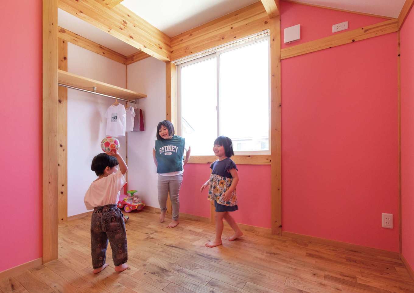 サイエンスホーム【子育て、自然素材、間取り】長女の部屋はピンクのクロス、次女の部屋はブルーのクロスでコーディネート