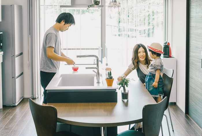 建築システム（狭小住宅専門店）【デザイン住宅、子育て、スキップフロア】家族の距離をグッと近づけてくれるダイニングキッチン。奥はデッキへとつながる