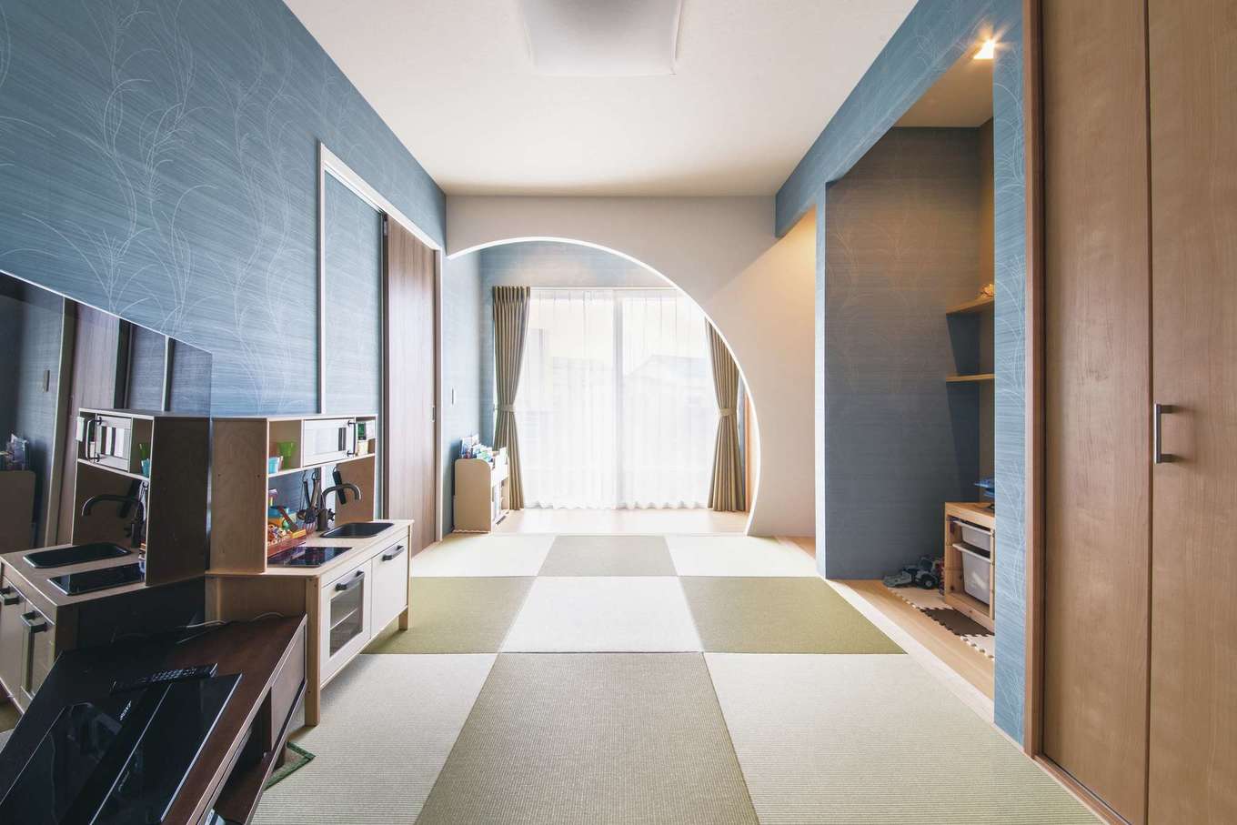 コットンハウス【デザイン住宅、子育て、省エネ】モデルハウスにならって広縁の壁をR型にした斬新な和室