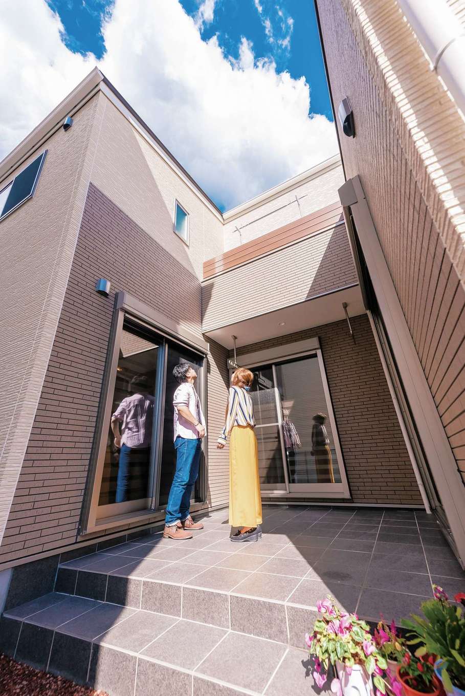 irohaco （アヴァンス）【収納力、間取り、趣味】南側に隣家が建つことがわかっている分譲地を選んだNさん。1階の居室に太陽の光を採り入れるために設けたテラスは、家族の憩いの場にも。