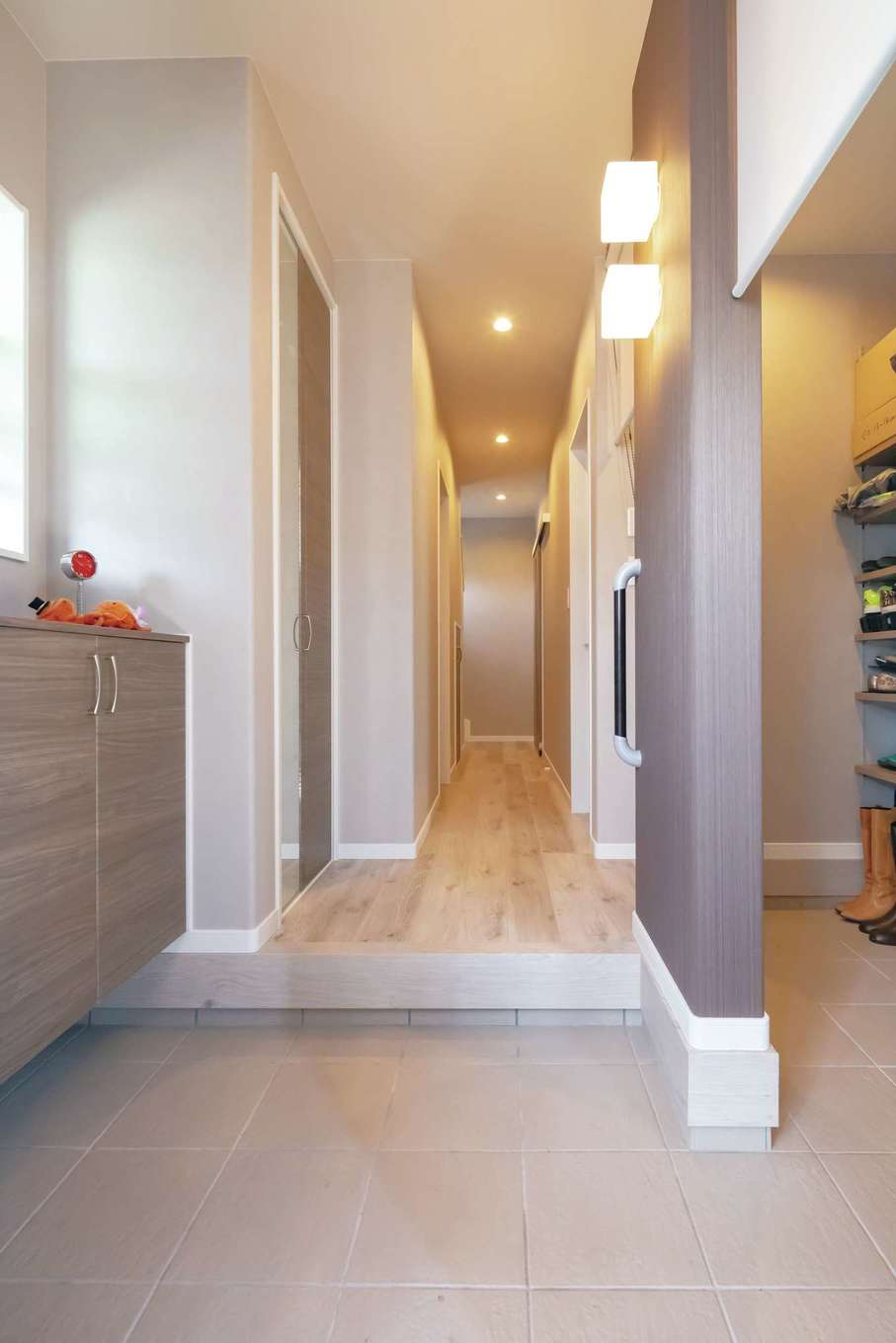 遠州鉄道 遠鉄ホーム【子育て、収納力、間取り】ゲストと家族用に分け、広々と使える玄関ホール。女性が多いので、大容量のシューズクロークを造った