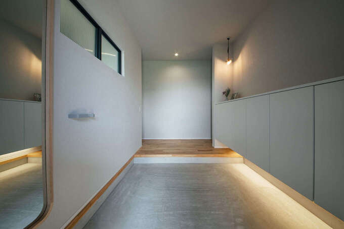 ゆったりとした広さの玄関ホール。足元の間接照明と施主さん支給