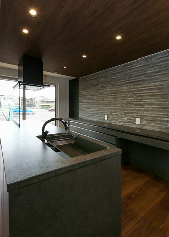 キッチンの壁はエコカラット