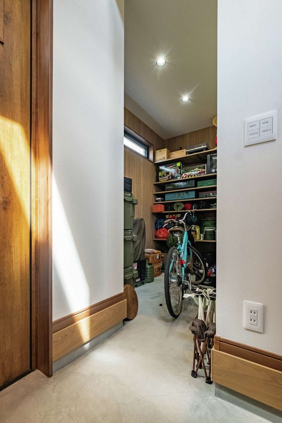 ぽっくハウス【リプルス】【デザイン住宅、収納力、趣味】玄関横の収納は倉庫的な使い方。自転車を置いても余裕たっぷり