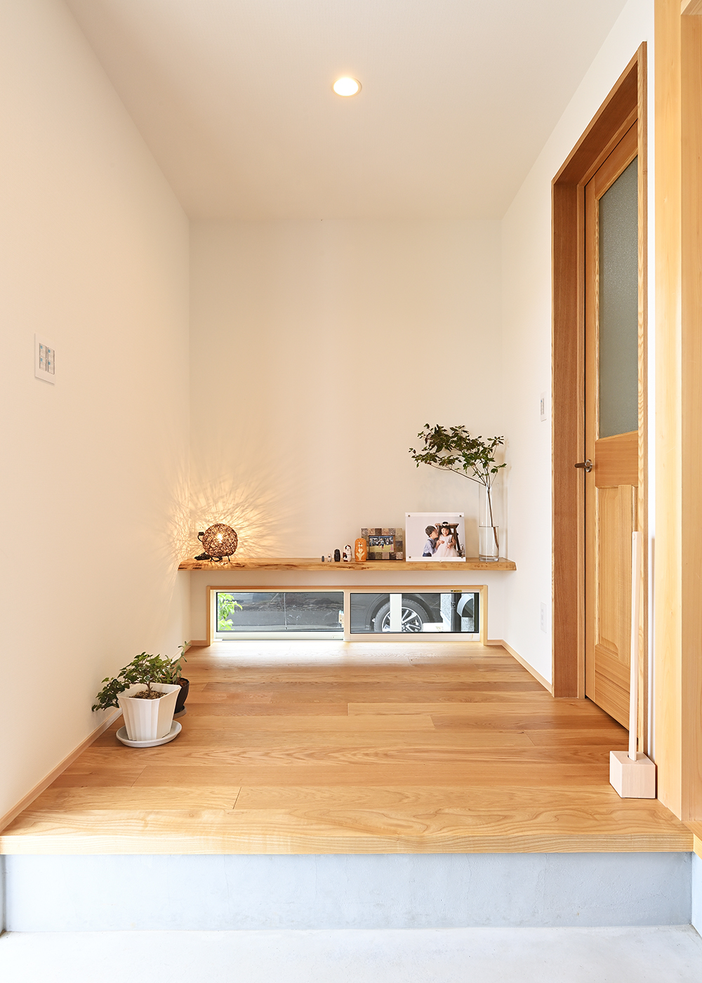 Yamaguchi Design 【自然素材、間取り、スキップフロア】玄関、玄関ホール