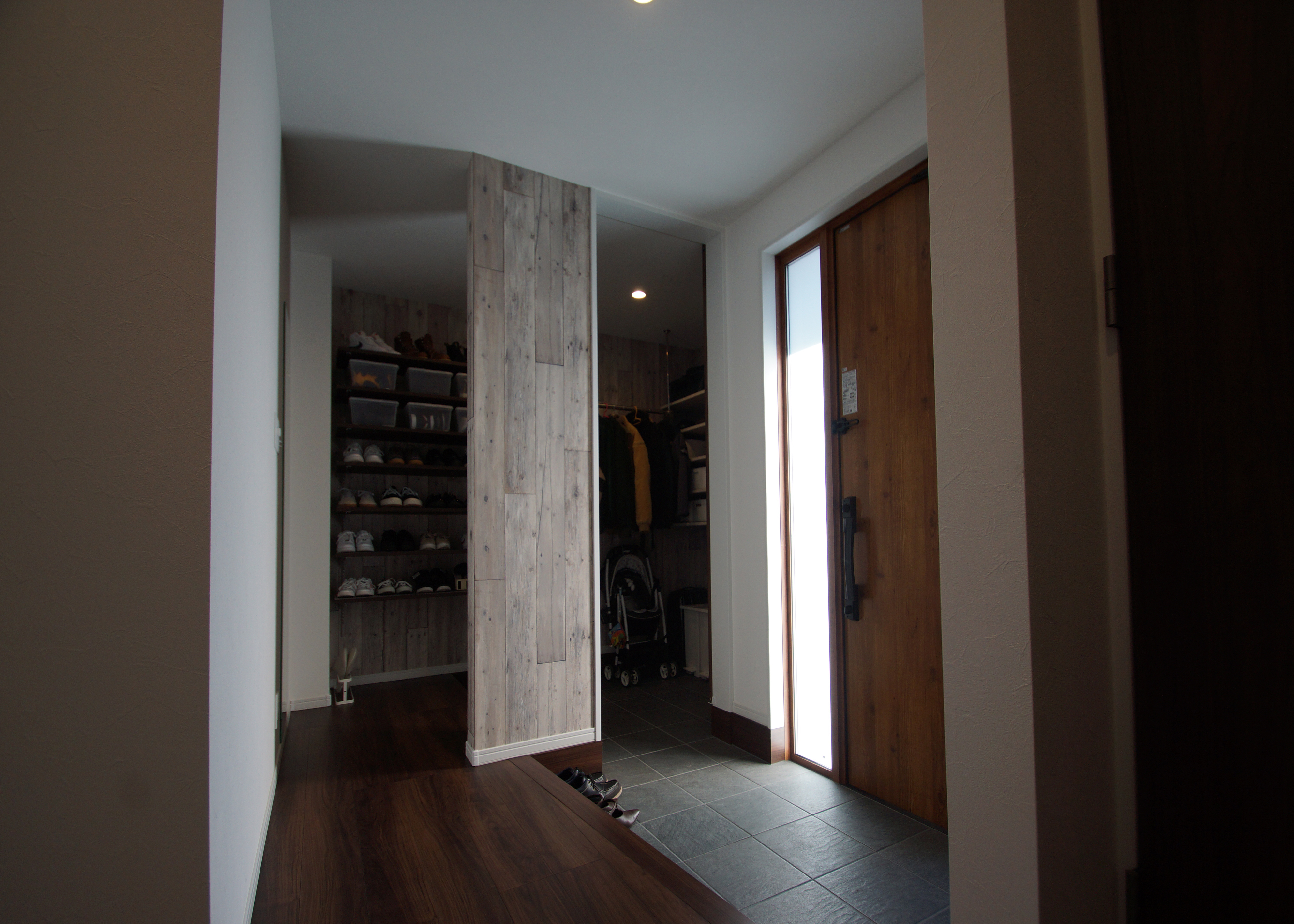 吉川住建【デザイン住宅、収納力、間取り】大容量のクローゼットを設けた玄関ホールは、いつもすっきり