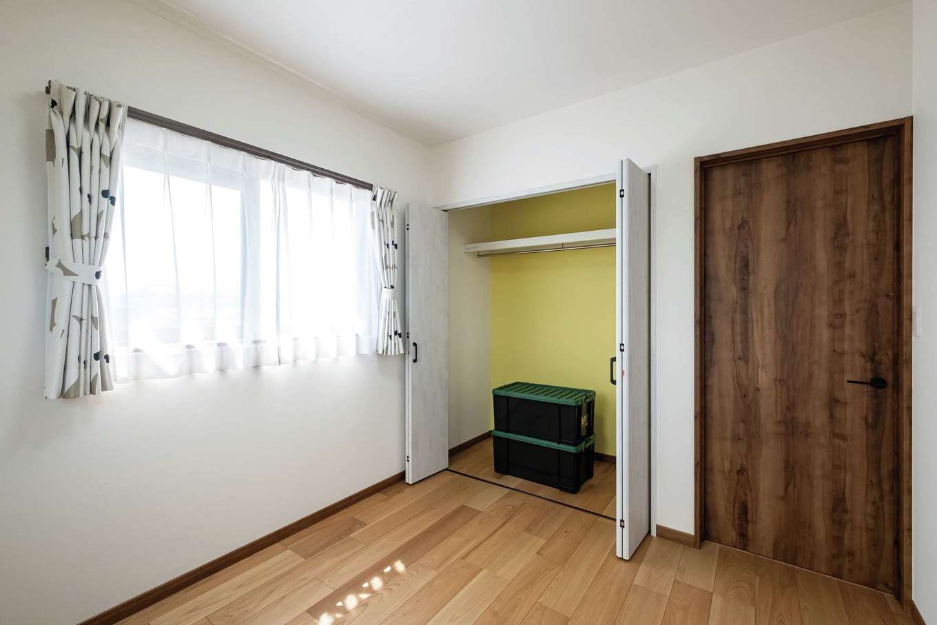 ぽっくハウス【リプルス】【デザイン住宅、収納力、趣味】2つ用意した子ども部屋。収納のクロスの色をイエローとグリーンに