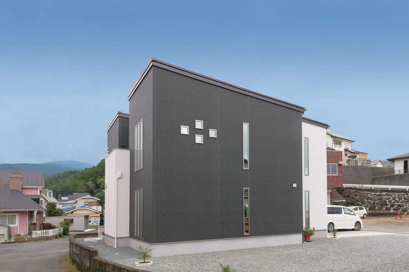 アフターホーム【デザイン住宅、二世帯住宅、間取り】飽きのこないデザインとツートンカラーが美しい外観。採光を考慮して配置した窓もスタイリッシュで印象的