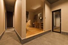 夜になるとあたたかな灯りにつつまれより一層雰囲気が増した空間に。