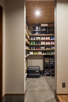 お気に入りの靴をずらりと並べられる可動棚に、ハンガーラックも設置。玄関から直接アクセスできる2WAY動線で、家族みんなが使いやすい便利な収納スペースに仕上がっている。