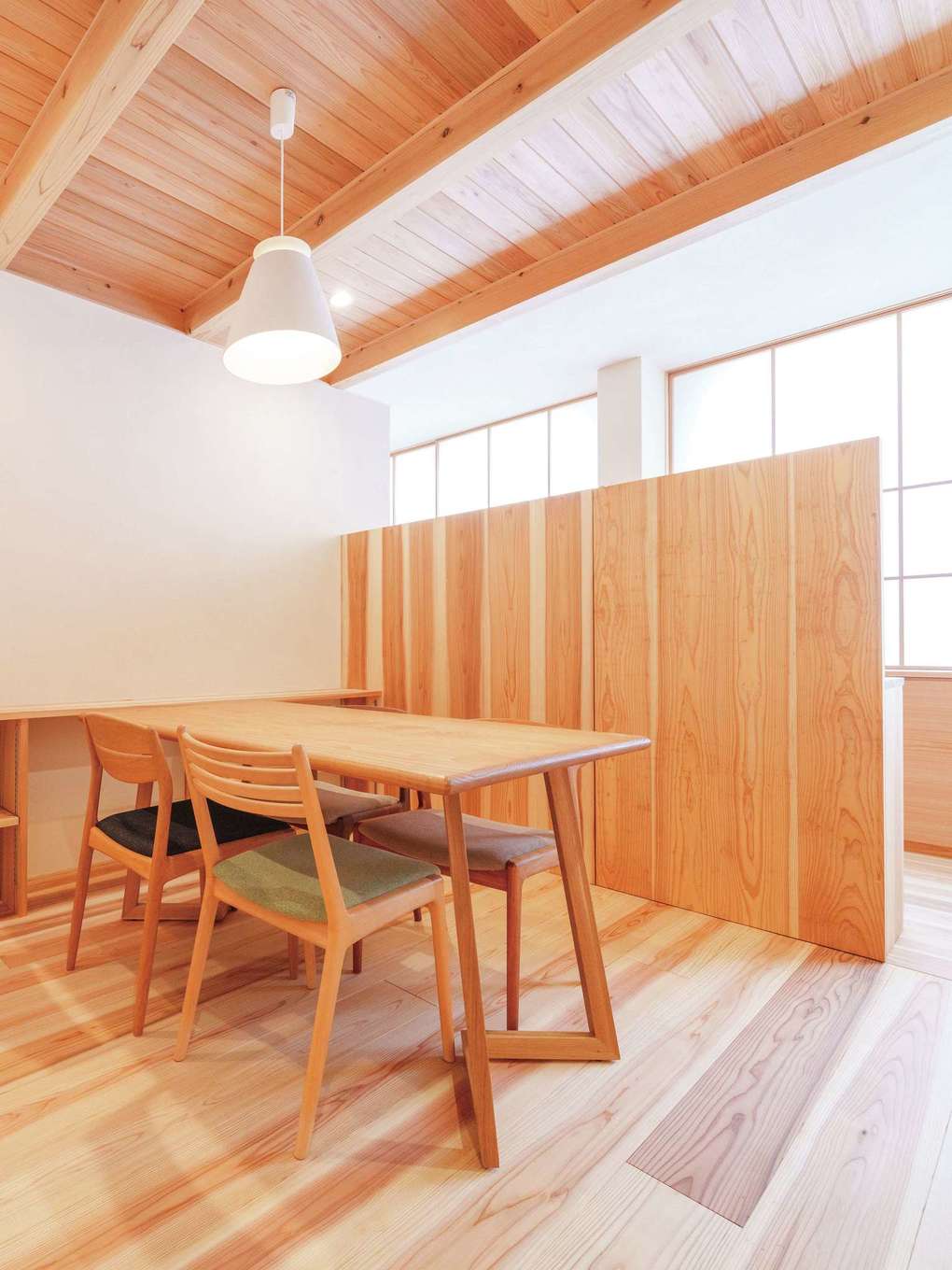 アンシンハウズ【豊田市高丘新町上平地116-6・モデルハウス】打ち合わせスペースは天井まで無垢材