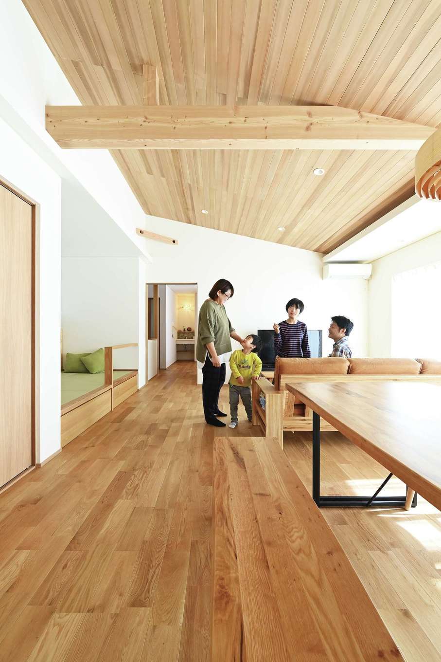 神谷綜合建設 カミヤの家【デザイン住宅、和風、平屋】勾配天井にあしらったレッドシダーが目を引くリビングダイニングは、左右幅が4.5mもあり、ゆったりと快適な空間。窓際の壁には間接照明を入れ、夜は落ち着いた雰囲気を演出