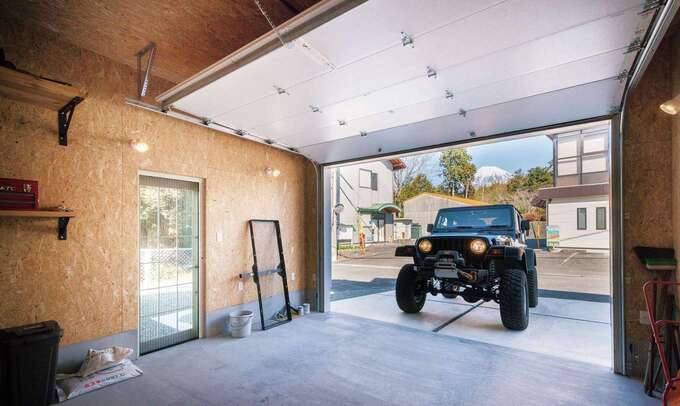 ご主人が希望したガレージは7×4mの大サイズ。オーバースライダーもアメリカ製を採用した