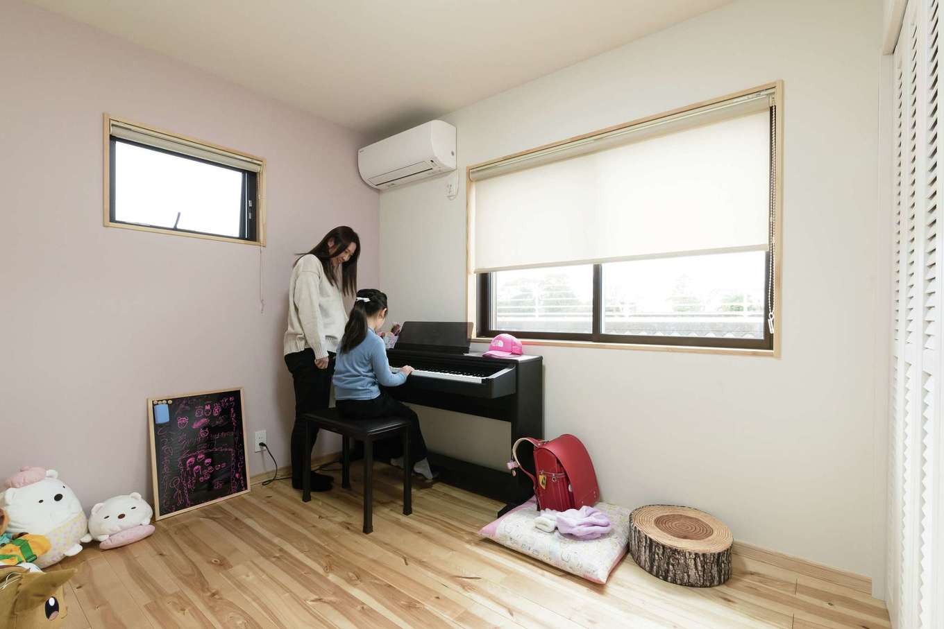 ワイズホーム【デザイン住宅、自然素材、省エネ】自然素材の優しい空気に満ちた子ども部屋。壁は一面だけ長女自ら選んだピンクに色を変えてアクセントに