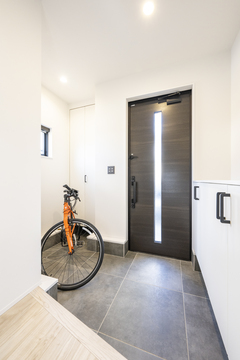 建具で仕切らない玄関一体型の収納で自転車を室内保管する
スペースを確保