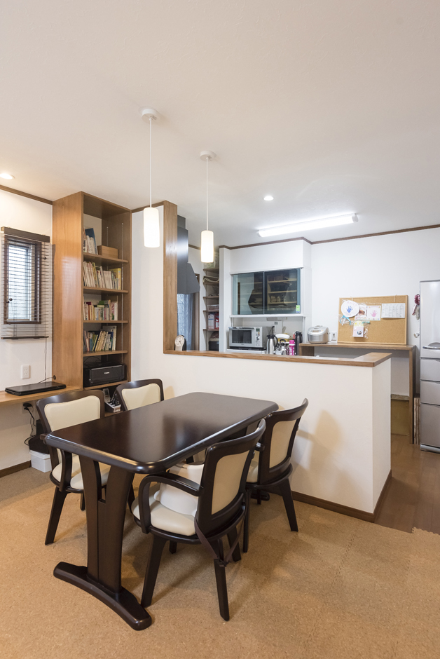 興友ハウス【子育て、収納力、間取り】子どもの様子を見ながら食事の支度をしたくて、キッチンは対面式に。Wさんが用意したカップボードに合わせて収納棚を造作してもらい、収納力をアップした