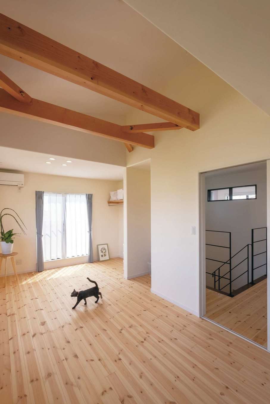 藤田建設（ラフェルム沼津）【デザイン住宅、自然素材、ペット】高い天井で明るい子ども部屋