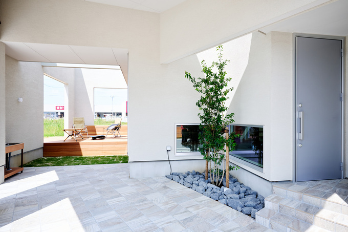 庭と繋がるエントランス