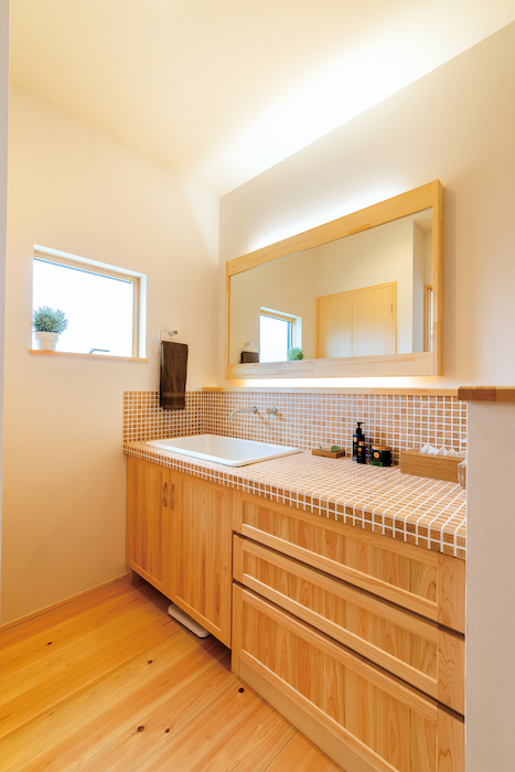 福工房【豊川市篠束町仲堀65-1・モデルハウス】洗面台を造作にする施主さんも多い。好みのタイルを張って、オンリーワンの仕上がり
