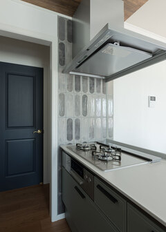 キッチンのタイルは奥さまがチョイス