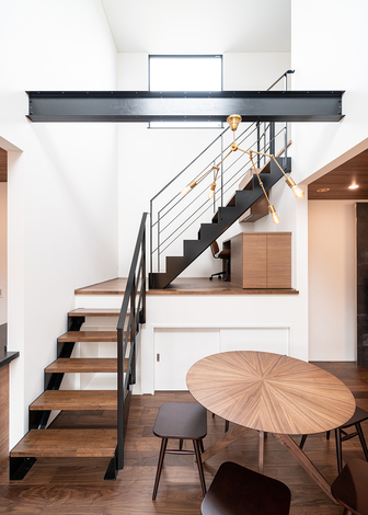 踊り場のある鉄骨階段