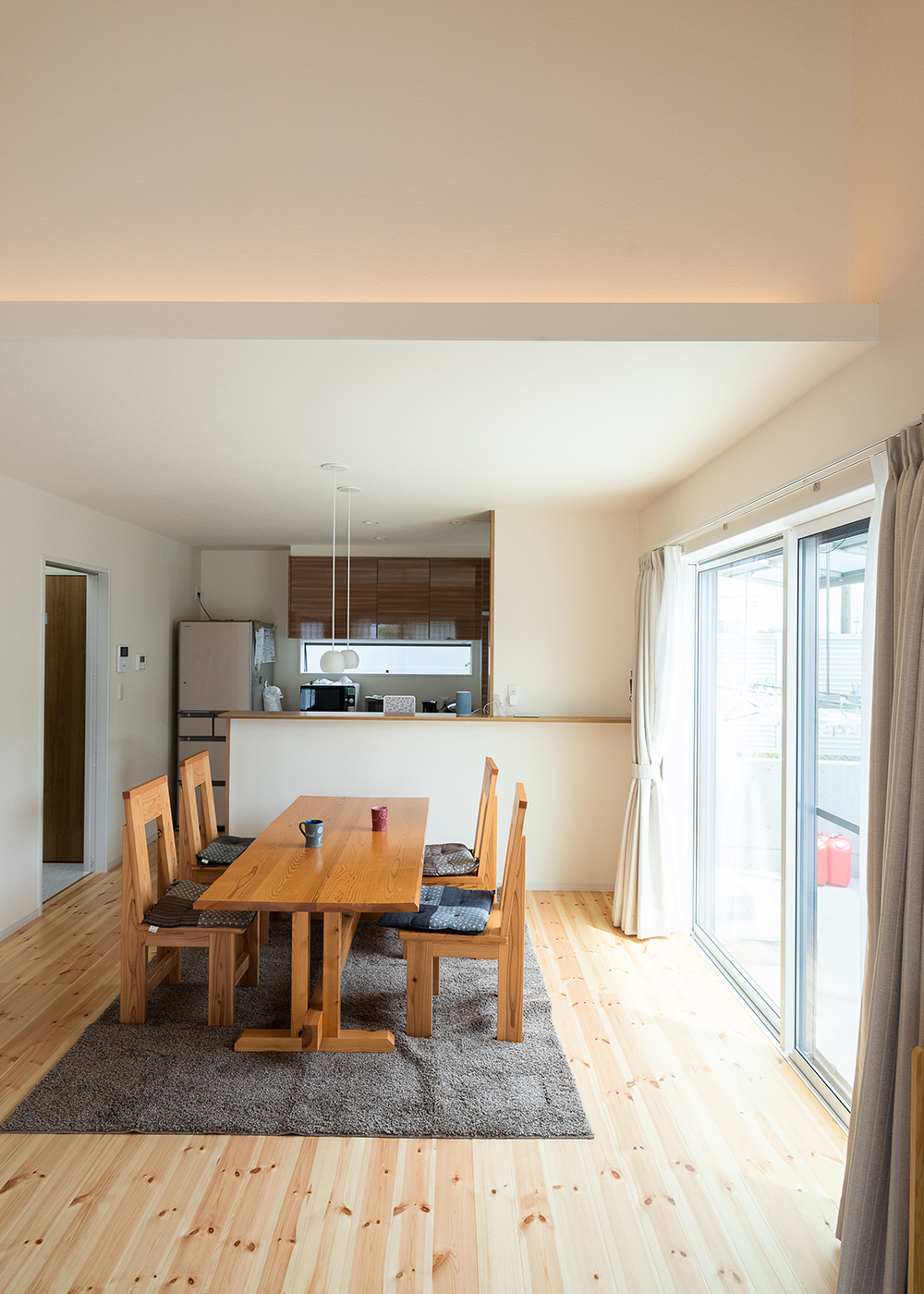 近藤建設工業【子育て、自然素材、平屋】コファー照明が印象的なリビング