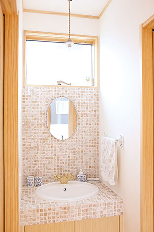 造作洗面台は、タイルはもちろん水栓や照明まで吟味