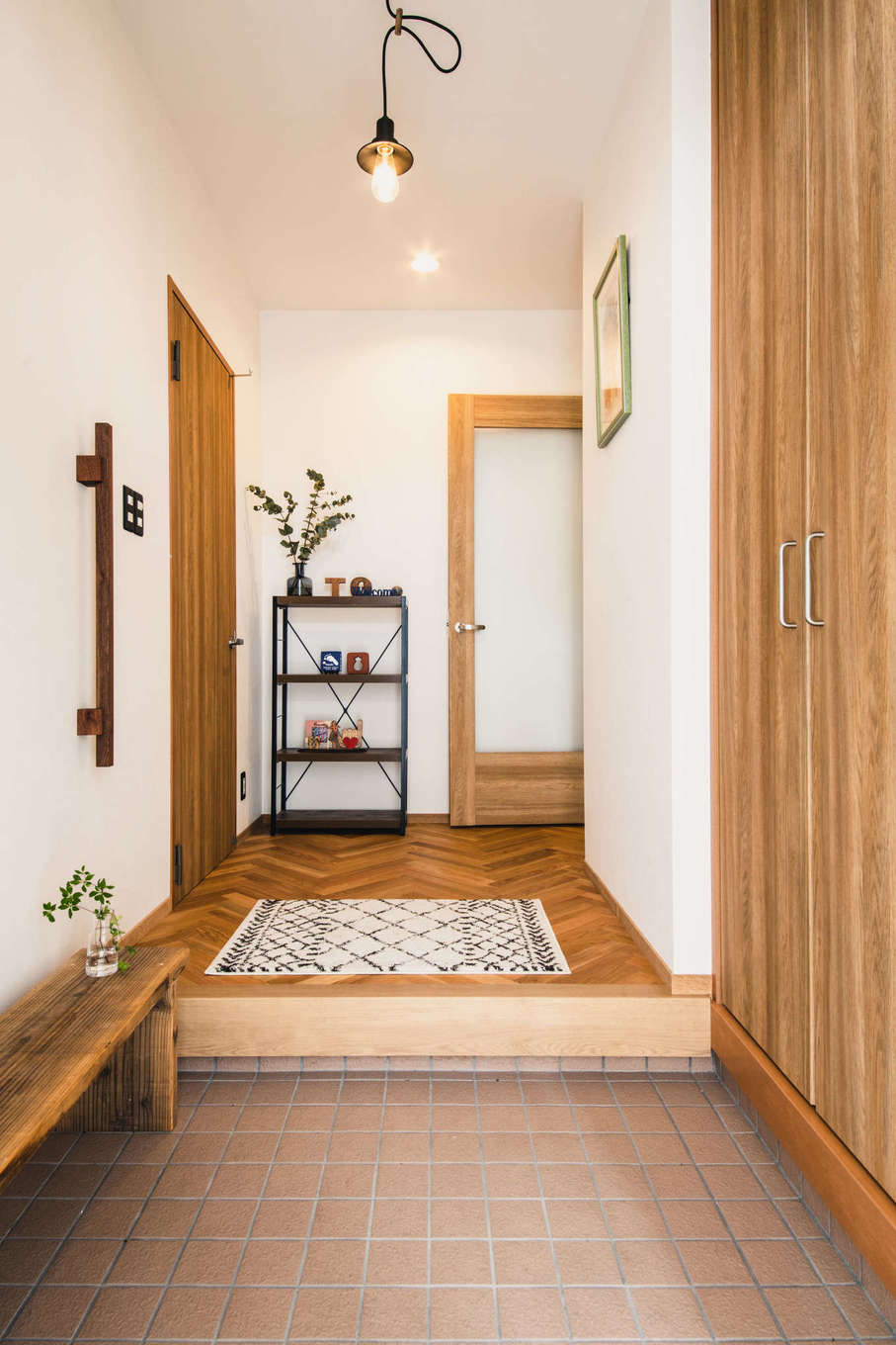 ALAIN（アラン）｜「せっかく一軒家に住むので、自分達の好きなデザイン・素材を取り入れた空間が良かった」というご夫婦。建具などまだ使えるものはリメイクで採用しつつ、床や壁は本物素材に変更するなど、デザインとコストバランスを上手に両立した